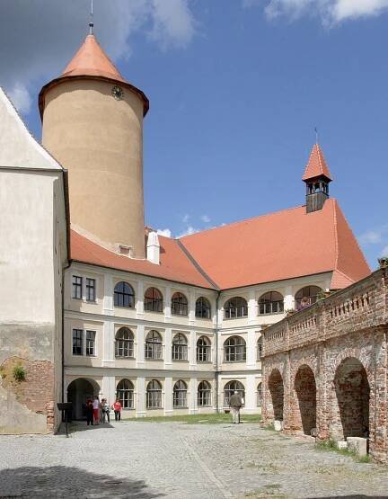 Soubor:Veveří (hrad) - arkádové nádvoří.jpg