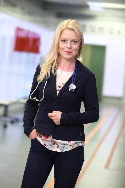Do seriálu se vrátila jako blondýna, ale už je zpět zrzavá. Herečka z Ordinace ukázala i krásné dcery
