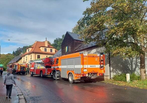 Požár zachvátil sklep domu v Ruprechtické ulici. Hasiči evakuovali dva obyvatele