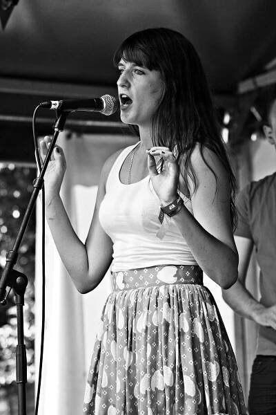 Soubor:Florence and the machine 2007 London.jpg – Wikipedie