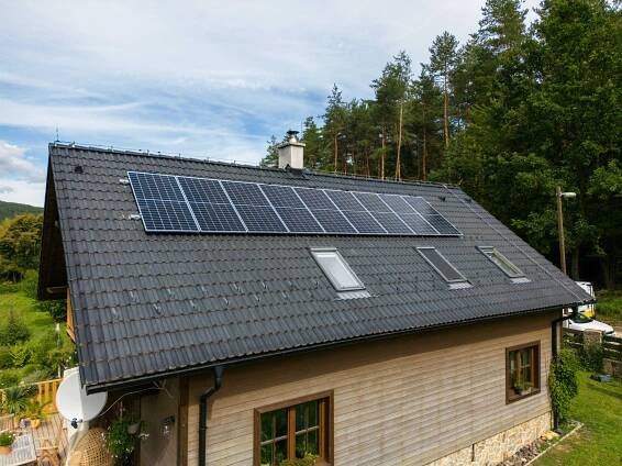 Malá solární elektrárna na chatu: Za jakých podmínek se vám vyplatí?