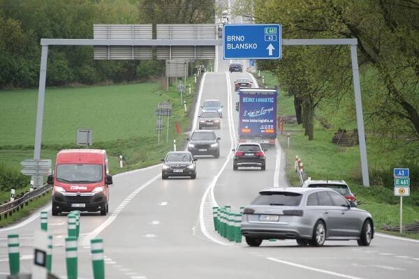 Nová křižovatka na I/43. Balisety u Sebranic nahradí kruhový objezd
