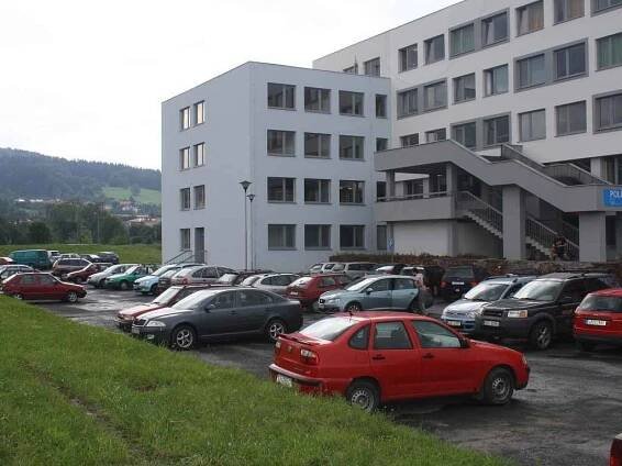 Auta zaparkovaná u vsetínské polikliniky, každodenní problém