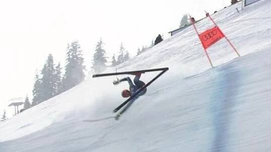 Děsivý pád v Kitzbühelu! Pro sjezdaře přiletěl vrtulník - Sport.cz