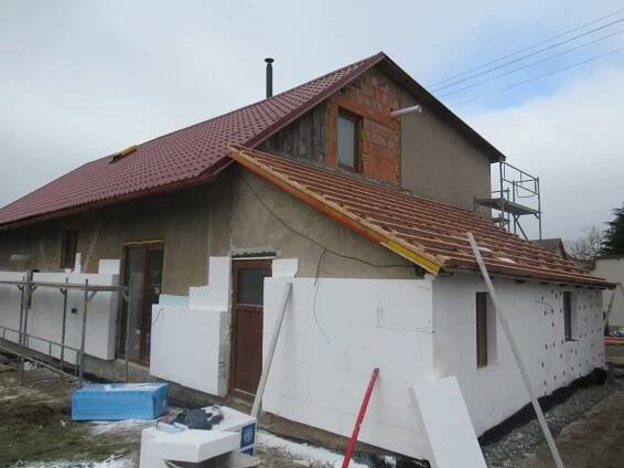 Rekonstrukce staršího rodinného domu včetně zhotovení nové fasády - Stavitelství Adamec