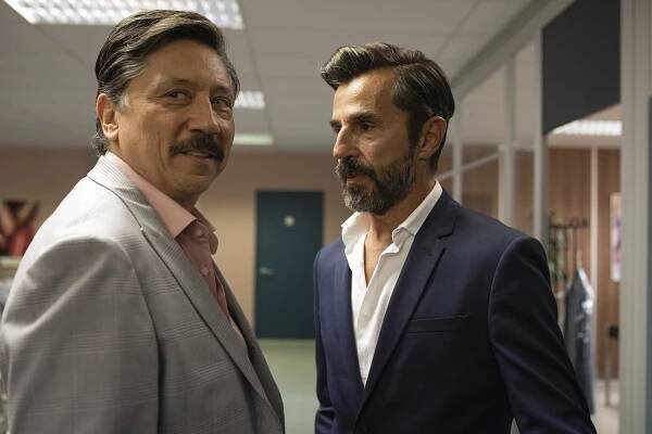 Zrcadlo, zrcadlo - Z filmu - Carlos Bardem, Santi Millán