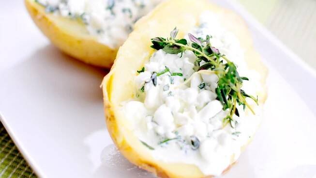 Dietní recept: Brambora plněná sýrem a bylinkami - Proženy.cz