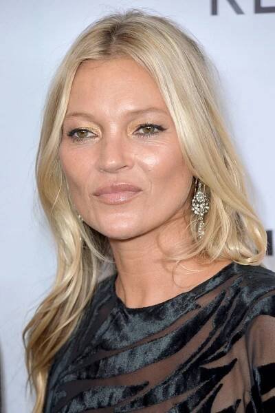 Kate Moss a její vlasy: zkusila si pixie cut, ofinu i bohaté vlny. Sluší jí ale nejvíc přirozenost