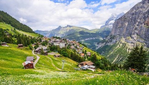 krásný výhled na krajinu okouzlující horské vesnice murren s údolím lauterbrunnen a švýcarskými alpami v pozadí, region jungfrau, bernský oberland, švýcarsko, evropa - gimmelwald - stock snímky, obrázky a fotky
