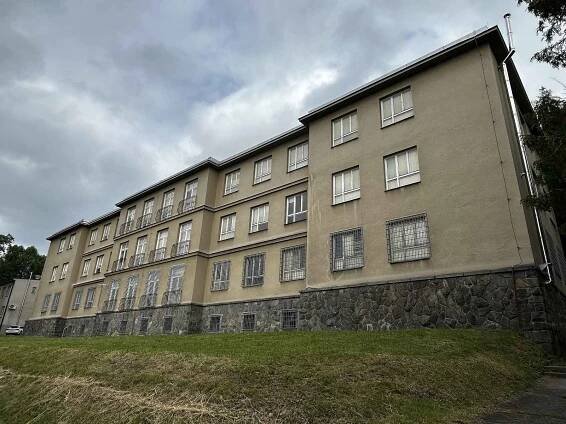 Opuštěné i stále využívané budovy v areálu Klatovské nemocnice.