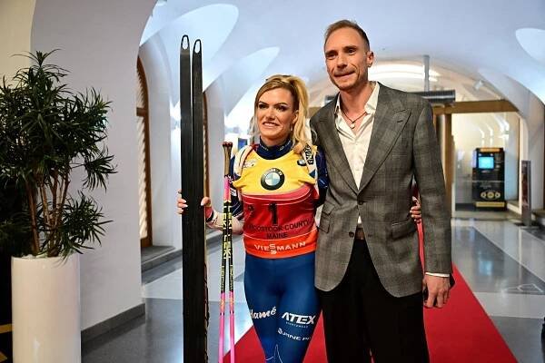Gabriela Soukalová dorazila na premiéru stylově v biatlonové výstroji, její přítel Miloš Kadeřábek byl konzervativnější...
