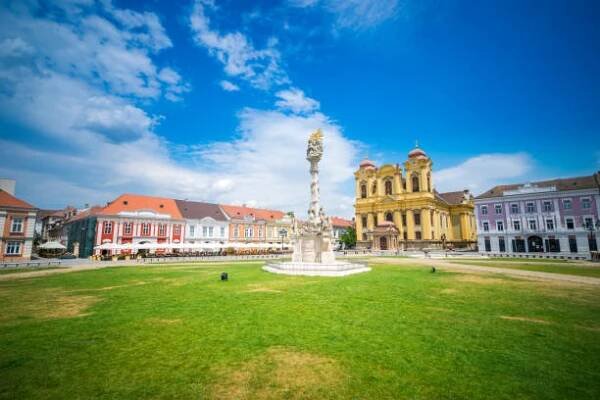 náměstí temešváru, staré budovy a římskokatolický kostel, socha nejsvětější trojice, temešvár, rumunsko, evropa - temešvár - stock snímky, obrázky a fotky