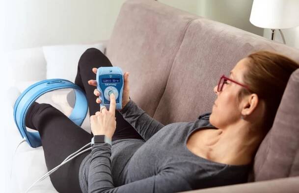 Magnetfeldtherapie zu Hause auf dem Sofa