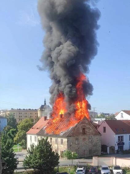 Na Roudné opět hoří stejný dům jako v pondělí | Krimi Plzeň