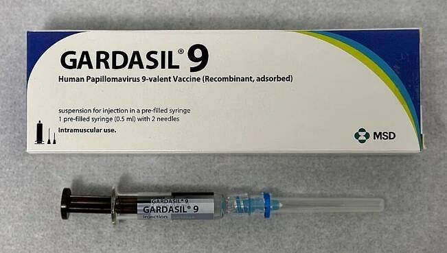 Očkování proti HPV je kvůli závažným vedlejším účinkům jedním z nejkontroverznějších očkování s nejasným přínosem