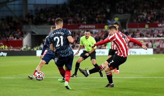 Sergi Canos of Brentford scoring a goal against Arsenal.