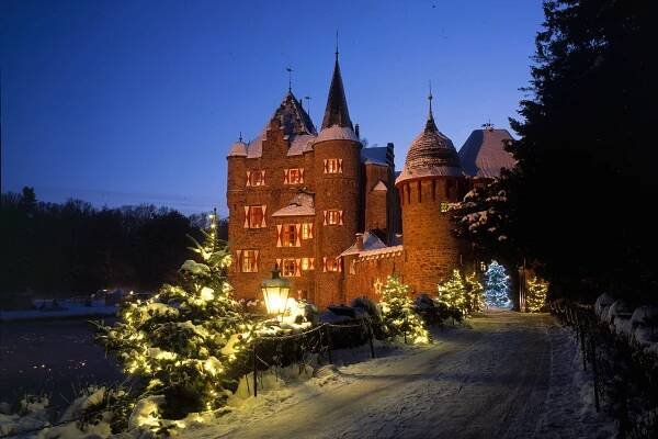 Burg Satzvey im Schnee (Archivbild): Auf der Burg wird jedes Jahr die "Burgweihnacht" gefeiert.