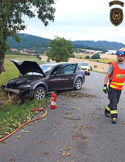 Na silnicích u Kunovic a Loučky bourala auta. Dva lidé se zranili