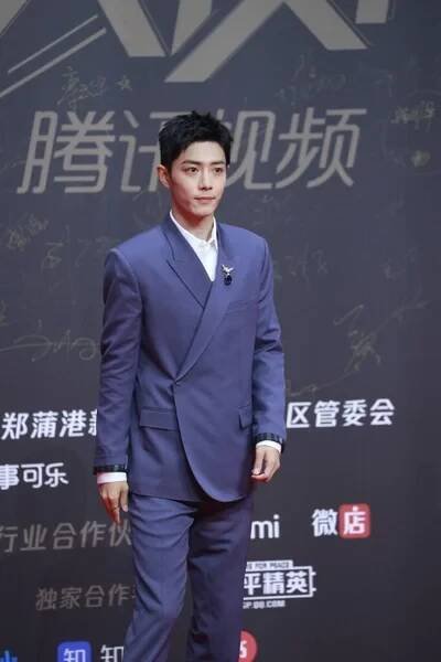 Čínský herec a zpěvák Xiao Zhan, také známý jako Sean Xiao, oblékání v obleku Dior na červeném koberci pro 2020 Tencent Video Star Awards v Nanjing City, východní Číny provincie Ťiang-su, 20. prosince 2020. — Stock obrázek