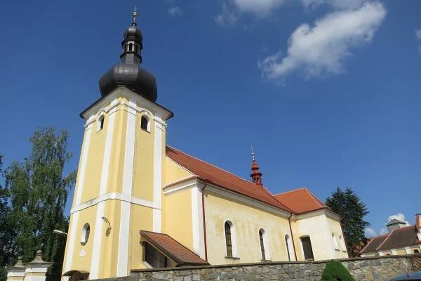 Soubor:Side view of church of Saint Martin in Budkov, Třebíč District.JPG