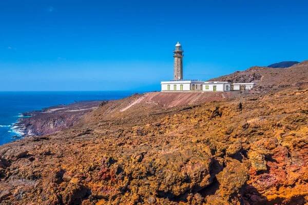Maják El Faro de Punta Orchilla s červenou sopečnou scenérií