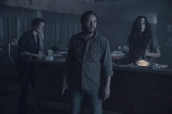 Živí mrtví: Počátek konce - MM 54 - Z filmu - Maggie Grace, Aaron Stanford, Danay Garcia