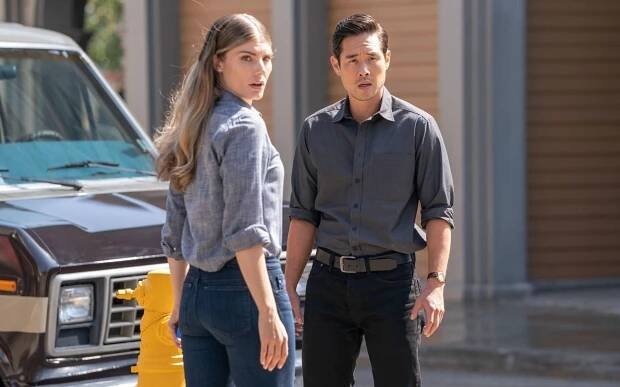 La version 2022 de «Code Quantum» arrive en France le 26 octobre, sur M6, avec Raymond Lee et Caitlin Bassett. 2022 Universal Television LLC.