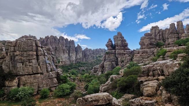 Cesta do pravěku skalnatým pohořím El Torcal de Antequera v Andalusii