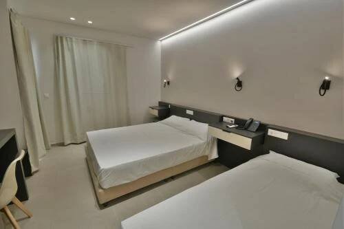 Posteľ alebo postele v izbe v ubytovaní Okeanis Hotel Tyros