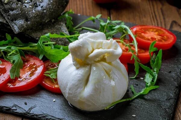 Burrata: Aus der Käsemasse werden bei der Herstellung typischerweise kleine Säckchen geformt.