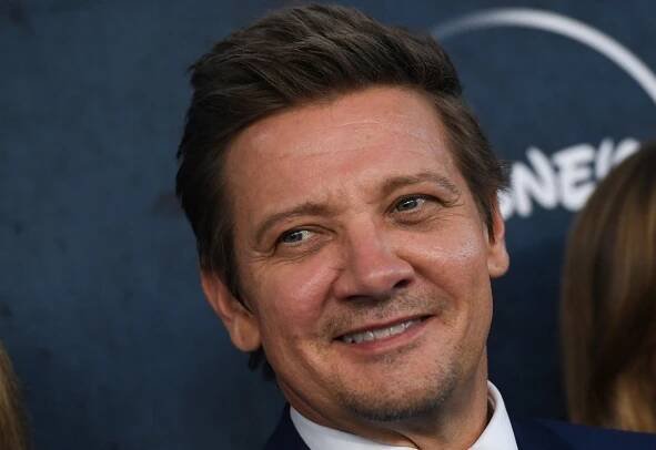 Na začátku roku ho přejela rolba. Teď se Jeremy Renner objevil na premiéře