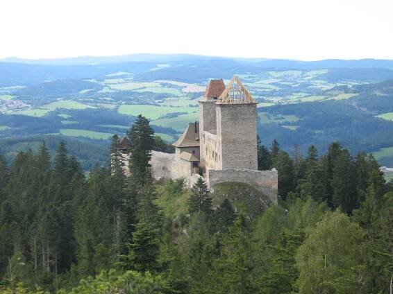  Kašperk. Pohled na hrad z Pustého hrádku.