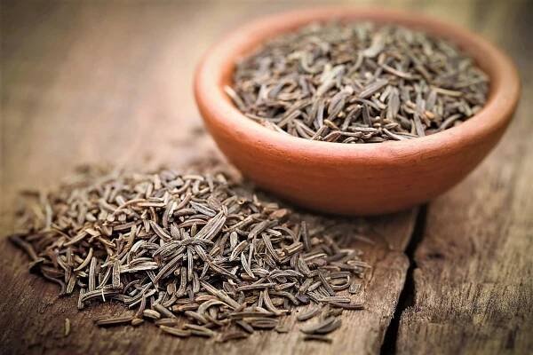 Kmín také zrychluje metabolismus, což se projevuje rychlejším spalováním tukových zásob, a proto je i dobrým pomocníkem při hubnutí a očistě organismu