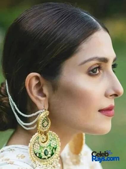 Ayeza Khan pose