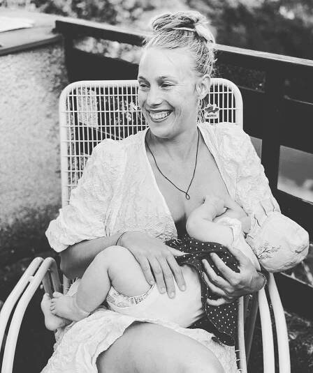 Další celebrita s dítětem u prsu. Aneta Krejčíková z Ulice ukázala, jak kojí dceru