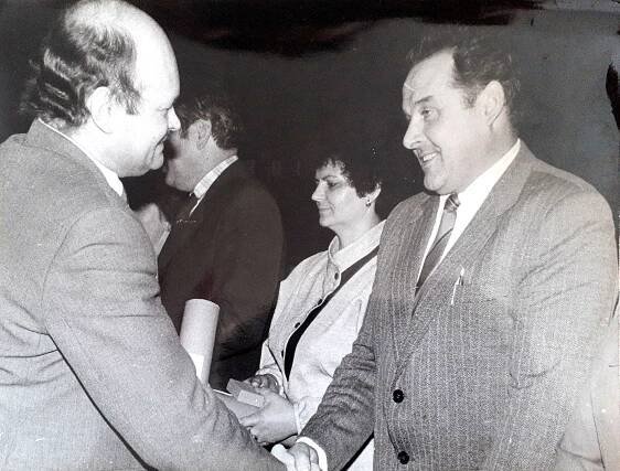 Josef Jonáš přebírá ocenění za organizaci brigády socialistické práce, 80. léta 20. století