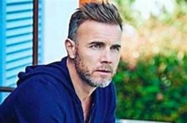 Šílely jste, když se na jevišti objevila britská skupina TAKE THAT? Skupina se již dávno rozpadla. Gary Barlow zpívá a hraje na piano dál, dnes slaví narozeniny