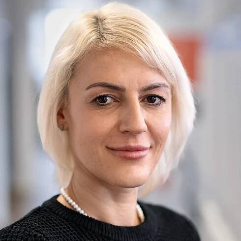 Dr. Eszter Toth