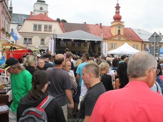 Náměstí Míru v Sobotce při jarmarku skoro nestačilo