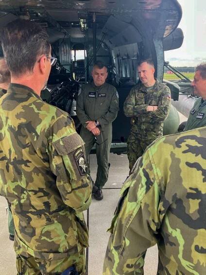 Generál Řehka navštívil vrtulníkovou jednotku Heli Unit v Polsku 