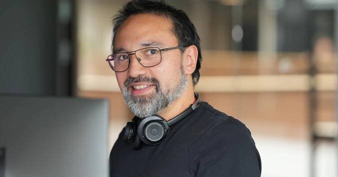 DHI People: Eduardo Javier Muñoz Queupumil teaches us salsa