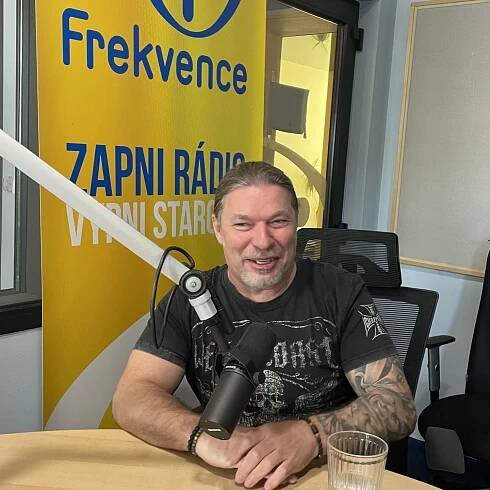 Petr Kolář: Já jsem nikdy nechtěl zpívat, ale asi mi to šlo | Host Frekvence 1