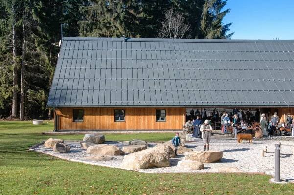 Tradiční šumavská chalupa jako návštěvnické centrum Srní představující život vlků | EARCH.cz