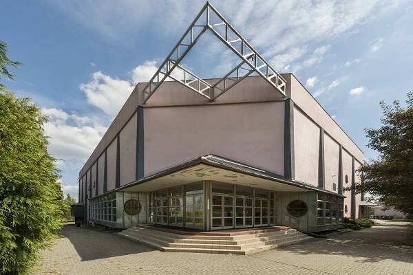 Sportovní areál s fotbalovým hřištěm a halou | Objekty | Brněnský architektonický manuál - průvodce brněnskou architekturou