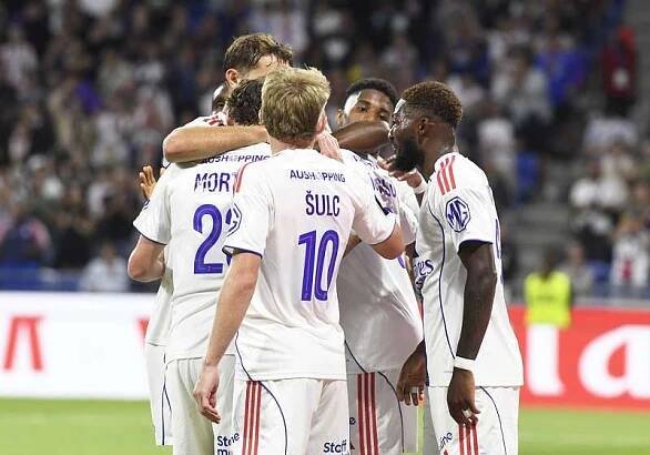 Lyon porazil Mety 3:0 a vede ligu o skóre před PSG, Karabec dal gól