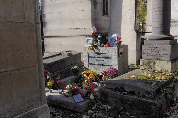 Ultimate Guide to Père Lachaise Cemetery in Paris, France - Spooky Traveler