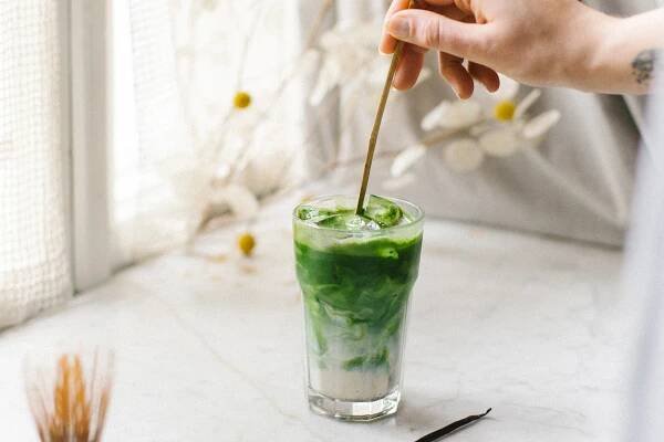 vanilkove-matcha-ice-latte-moya