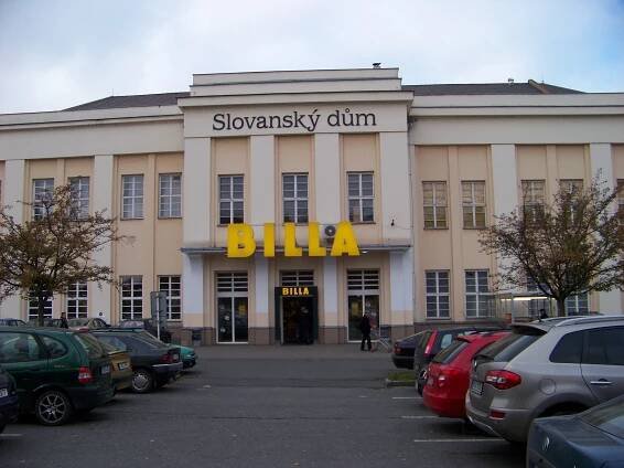 Soubor:Olomouc, Slovanský dům, Billa, z parkoviště.jpg