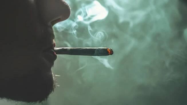HHC zkoušet opatrně a po pětadvaceti, říká slavný český chemik. Prosazuje regulaci, u konopí legalizaci