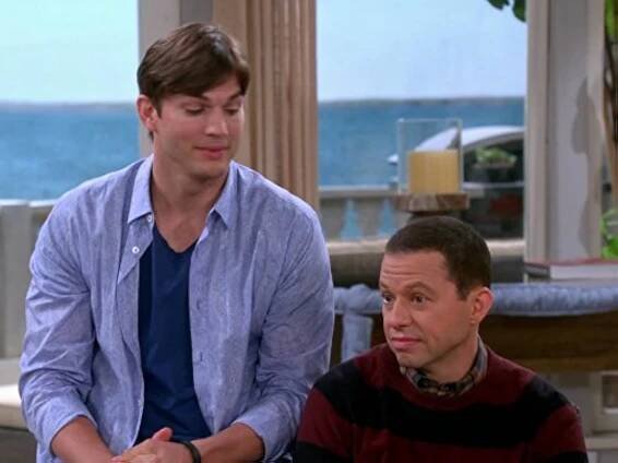 Jon Cryer and Ashton Kutcher in Dva a půl chlapa (2003)
